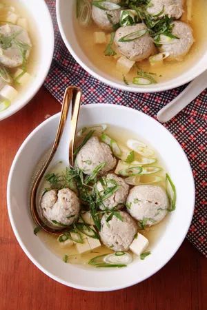 Sardine Miso Ball Soup Fishball Recipe, Kibbeh Recipe, Dashi Broth, Sardine Recipes, Spicy Tomato Sauce, Beet Recipes, White Miso, Seafood Soup, Traditional Recipes