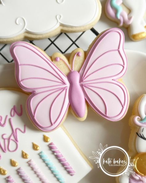 Clean lines and butterfly wings 💕 #butterfly #butterflycookie #butterflycookies #customcookies #designercookies #cookie #sugarcookie #sugarcookies #royalicing #royalicingcookies #royalicingflowers #royalicingtransfers #royalicingart #royalicingsugarcookies #cookiesofinstagram #sugarcookiesofinstagram #cookiesofig #baking #birthdaycookies #birthdaycookieset Flower Cookie Decorating, Butterfly Decorated Cookies, Butterfly Icing Cookies, Royal Icing Butterflies, Once Upon A Time Cookies, Butterfly Sugar Cookies Decorated, Butterfly Royal Icing Cookies, Butterfly Birthday Cookies, Butterfly Theme Cookies