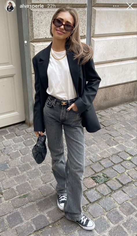 Converse And Blazer Outfit, Outfit With Grey Blazer, Grey Denim Jeans Outfit, Grey Denim Outfit, Jeans Gris, Grey Jeans Outfit, Office Ootd, Outfits With Striped Shirts, Converse Fashion