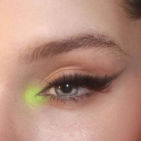 Neon Green Makeup, Summer Eyeliner, Neon Eye Makeup, Neon Looks, Neon Eyeliner, Eye Makeup Trends, Winged Eyeliner Makeup, Green Eye Makeup, Neon Eyeshadow