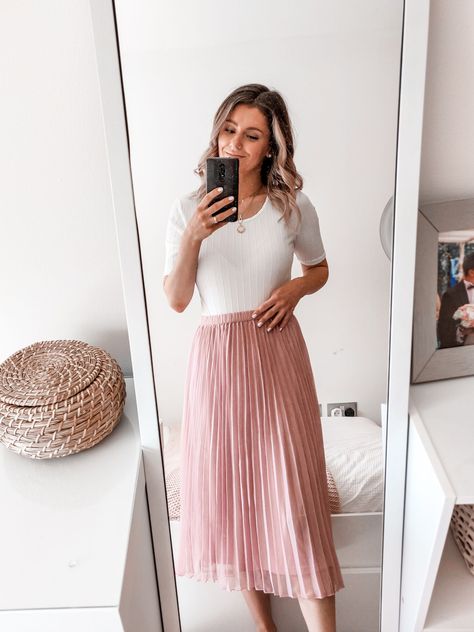 Pink Cotton Pleated Skirt For Spring, Spring High Waist Pink Pleated Skirt, Pink Pleated Skirt For Spring, Pink Midi Pleated Skirt For Spring, Pink Long Skirt Outfit, Pink Pleated Skirt Outfit, Pink Midi-length Pleated Skirt For Spring, New York Spring Outfits, Outfits Quotes