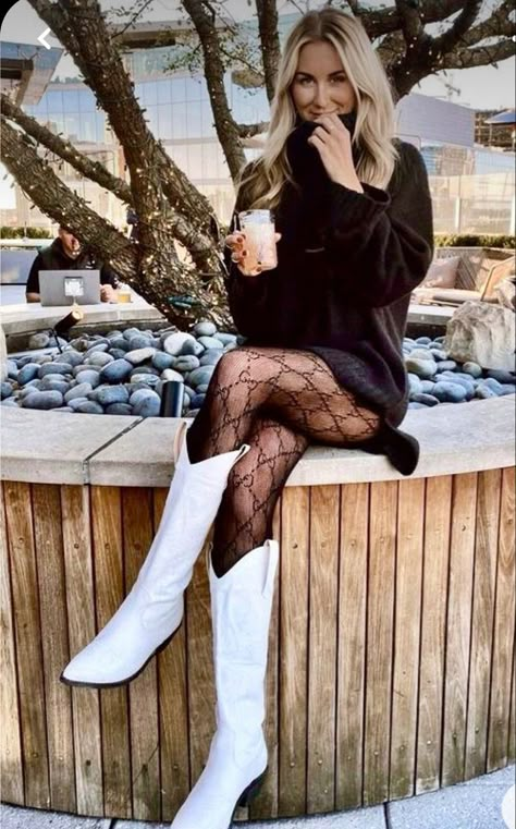 Statement Tights, Classy Brunch, Girl Brunch, White Cowgirl Boots, Cowgirl Boots Outfit, Winter Party Outfit, Fall Boots Outfit, Winter Boots Outfits, Bota Country