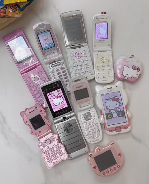 2000s Phone, Flip Phone Aesthetic, 00s Aesthetic, Cute Camera, Retro Gadgets, Digital Detox, Hello Kitty Birthday, Old Phone, Flip Phones