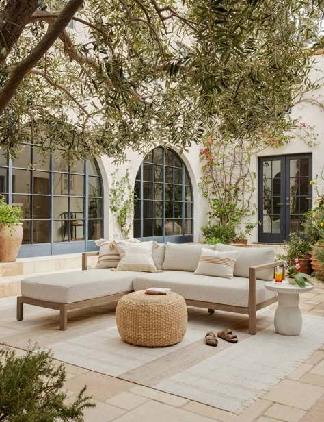 Lulu And Georgia, Outdoor Living Room, Patio Rugs, Decor Minimalist, Alam Yang Indah, Outdoor Design, Indoor Outdoor Rugs, House Inspo, Dream Home Design