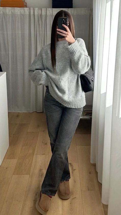 Grey Fleece Outfit, Winter Outfits Aesthetic 2023, Smart School Outfits, Comfortable Cute Outfits, Basic Outfits Winter, Uggs Fits, Zara Style, Zara Drip, Looks Pinterest