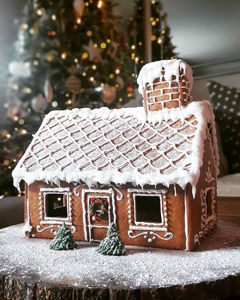 Jul Kaka, Homemade Gingerbread House, Cool Gingerbread Houses, Ginger House, Gingerbread House Parties, Gingerbread House Designs, Gingerbread House Cookies, Gingerbread House Decorations, Christmas Gingerbread House