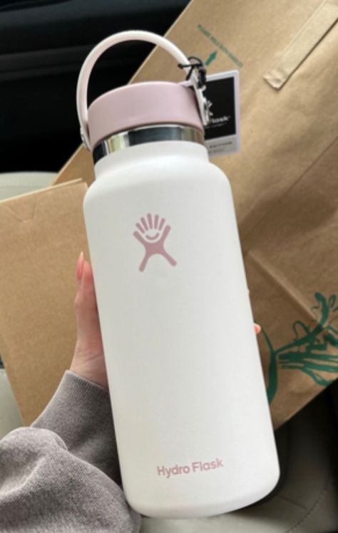 Cute School Asthetics, Cute Metal Water Bottles, Whole Foods Hydro Flask, Back To School Water Bottles, Cute Aesthetic Water Bottles, Trendy Products 2023, Aesthetic Products To Buy, Birthday Wishlist Ideas Aesthetic, Garrafa Aesthetic