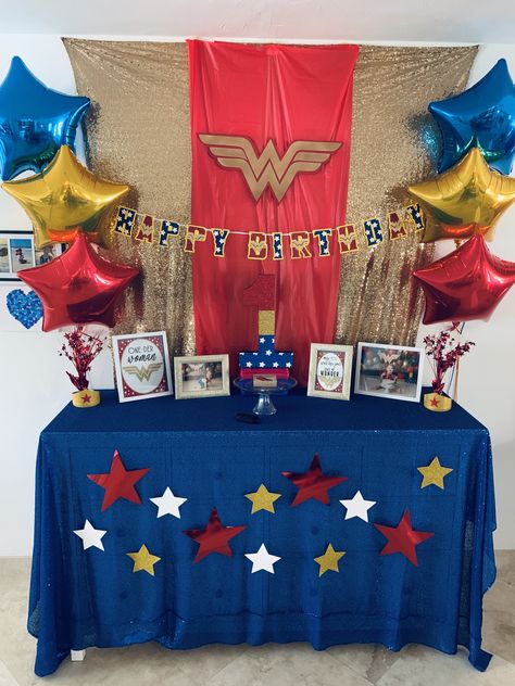 Woman Party Ideas, Wonder Woman Party Ideas, Wonder Woman Birthday Party, Women Party Ideas, Wonder Woman Party, Wonder Woman Birthday, Woman Birthday Party, Superhero Birthday Party, Wonder Women