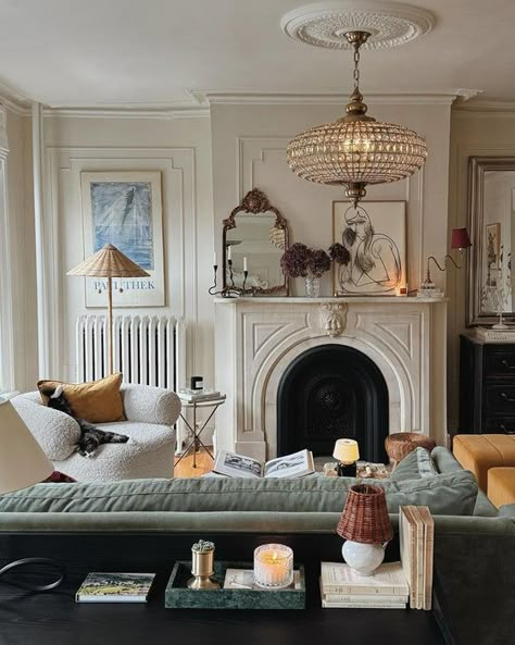 Brownstone Interiors, Parisian Interior, Apartment Aesthetic, Style Deco, Nyc Apartment, Apartment Inspiration, Design Living Room, Living Room Inspo, A Living Room