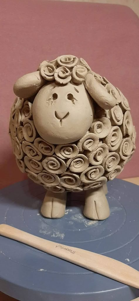 Air Dry Clay Sheep, Ceramic Sheep Pottery, Sheep Pottery, Clay Sheep, Ceramic Sheep, Ceramics Bowls Designs, Easter Pottery, Ceramic Sculpture Figurative, Beginner Pottery