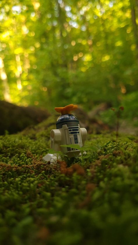 I absolutely loved taking these, this is one of my favorite r2d2 pictures R2h Photo, R2d2 Aesthetic, R2 D2 Wallpaper, Lego Phone Wallpaper, Lego Star Wars Wallpaper, Lego Photography Ideas, Lego Star Wars Photography, Lego Star Wars Toy Photography, Lego Wallpaper