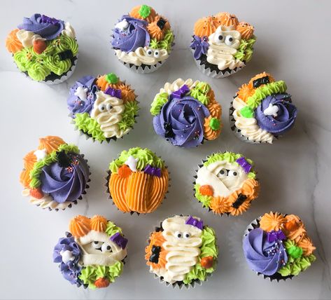 Halloween Cupcakes Purple And Orange, Aesthetic Halloween Cupcakes, Orange And Green Cupcakes, Green Halloween Cupcakes, Classy Halloween Cupcakes, Halloween Buttercream Cupcakes, Gourmet Halloween Cupcakes, Halloween Cupcake Bouquet, Halloween Flower Cupcakes