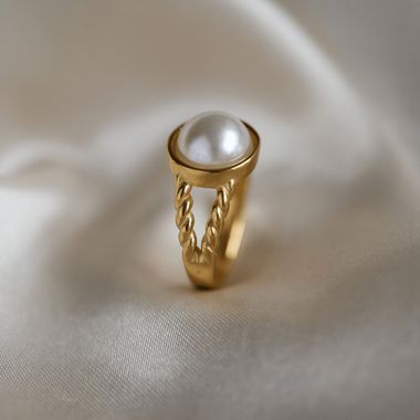 Sapphire Ring Designs, Stone Ring Design, Mens Ring Designs, Minimal Contemporary, Gold Jewels Design, Gold Jewelry Outfits, Fancy Jewelry Necklace, Modern Gold Jewelry, Pearl Jewelry Design