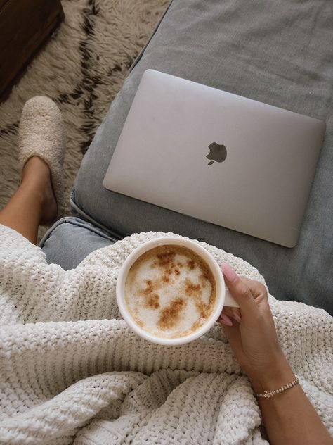 Home aesthetic Macbook Photoshoot Aesthetic, Women In Their 30s Aesthetic, Home Business Aesthetic, Work From Home Photography, Everyday Life Aesthetic, Aesthetic Lifestyle Pictures, New Year Goals Aesthetic, Working From Home Aesthetic, Café Story