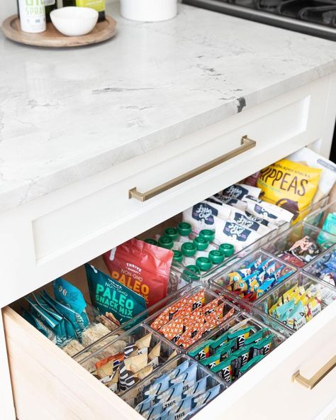 iDesign (@idlivesimply) • Instagram photos and videos Deep Kitchen Drawer Organization, Organize Kitchen Countertops, Deep Drawer Organization, Snack Drawer, Room Organization Bedroom, Snack Organizer, Food Pantry Organizing, Gym Room At Home, Drawer Organization