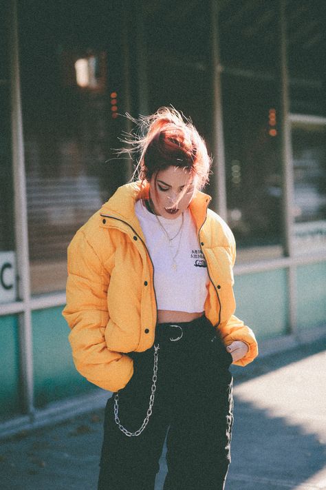 Yellow Jacket Outfit, Yellow Puffer Jacket, Streetwear Photoshoot, Luanna Perez, Tops For Women Casual, Oufits Casual, Yellow Outfit, Yellow Jacket, Short Coat Jackets