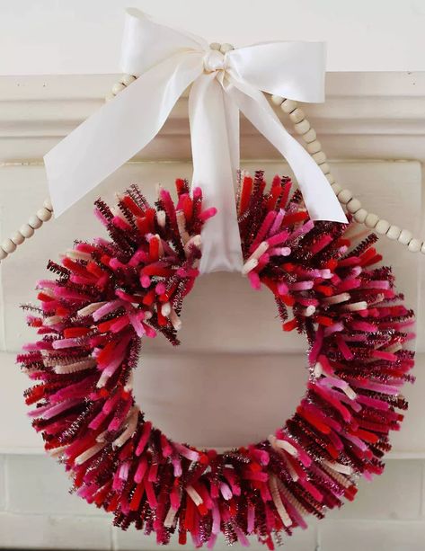 Pipe Cleaner Wreath, Making Mesh Wreaths, Deco Mesh Wreaths Tutorials, Mesh Wreath Tutorial, Diy Pipe, Pipe Cleaner Crafts, Paper Wreath, Mini Wreaths, Valentines Ideas