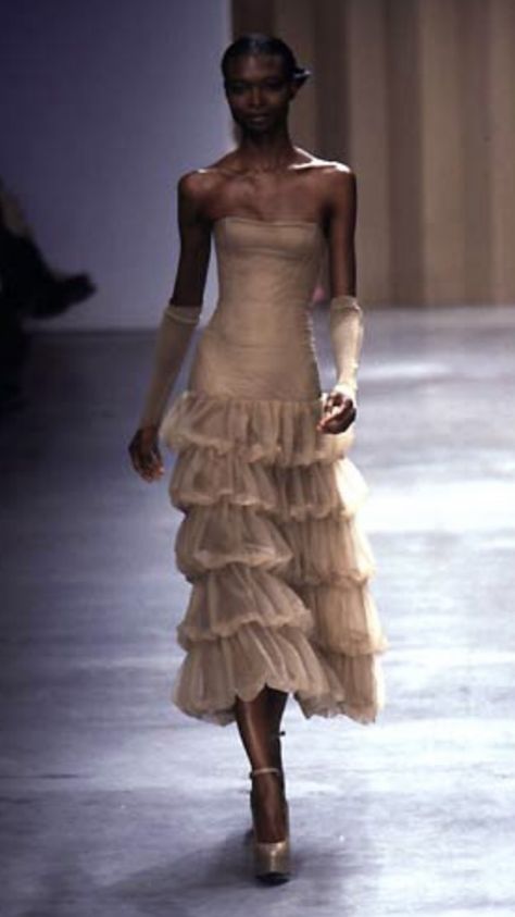 Model Diaries, Runway Archive, Dress Coquette, Gala Fashion, 90s Runway Fashion, Runway Fashion Couture, Funky Dresses, Runway Outfits, Doutzen Kroes