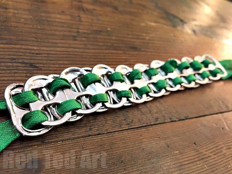 ring pull tab bracelets - free to make and look fabulous Pull Ring Craft, Ring Pull Crafts Ideas, Pop Top Crafts, Quirky Diy, Pop Tab Bracelet, Soda Tab Crafts, Pop Can Tabs, Tab Crafts, Christmas Orniments