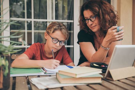 Thinking of homeschooling your kids? There are a lot of pros and cons to consider first before making this decision for your family. Benefits Of Homeschooling, Richard Feynman, School Choice, Positive Learning, College Experience, Unschooling, Do Homework, Home Learning, Family Lifestyle