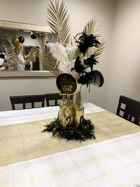 Gatsby Table Centerpieces, Black And Gold Feather Centerpieces, Mascarade Party Centerpieces, Great Gatsby Centerpiece Ideas, Mascarade Centerpieces Ideas, Masquerade Table Centerpieces, Gatsby Party Centerpieces, Harlem Nights Theme Party Decorations, Black And Gold Masquerade Party Decor