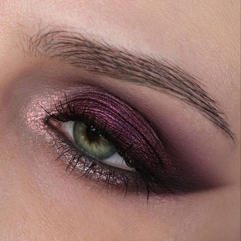 Burgundy Eyeshadow Looks, Maroon Makeup, Maroon Eyeshadow, Mauve Eyeshadow, Fall Eyeshadow Looks, Burgundy Eyeshadow, Plum Eyeshadow, Red Hair Green Eyes, Smudged Makeup