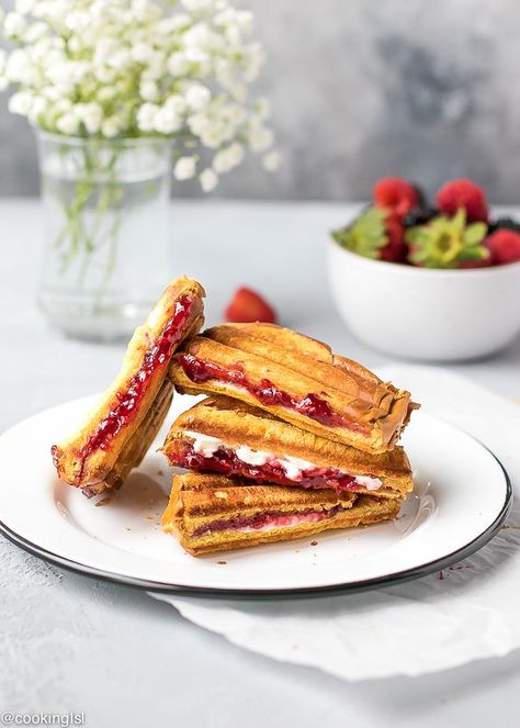 Sweet Raspberry Panini Panini Press Recipes, Homemade Custard Recipe, Breakfast Panini, Panini Recipes, Panini Sandwiches, Homemade Custard, Calamari, Wrap Sandwiches, Gnocchi