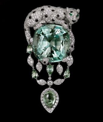 Cartier Étourdissant Collection Panthère de Cartier brooch. Platinum, green beryl, green sapphires, emeralds, onyx, diamonds. Cartier Panther, Panther Jewelry, Bijoux Art Deco, Cartier Panthere, Cartier Jewelry, Diamond Brooch, Gold Jewelry Indian, Green Sapphire, Precious Gems