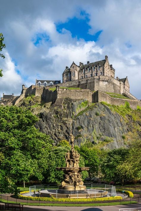 Scotland Aesthetic, Uk Castles, Edinburgh Travel, Castles To Visit, Edinburgh University, Famous Castles, Scotland Castles, Edinburgh Castle, Europe Tours