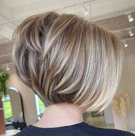 Stacked-and-Inverted-Layered-Bob Stacked Bob With Layers, Bob With Layers, Bangs Style, Short Stacked Hair, Short Stacked Bob Haircuts, Kort Bob, Inverted Bob Haircuts, Angled Bob Haircuts, Stacked Haircuts