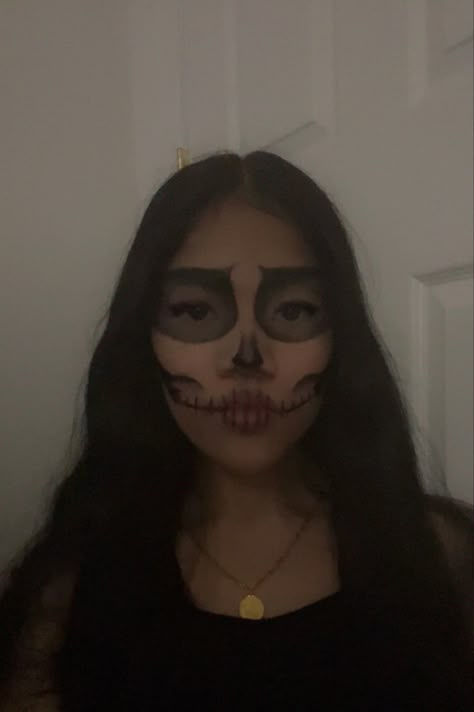 Skeleton Latina Makeup, Tik Tok Skull Makeup, Latina Skull Makeup, Skeleton Outfit Ideas, Latina Skeleton Makeup, Halloween Face Paint Skeleton, Skeleton Makeup Black Woman, Simple Skull Face Paint, Baddie Skeleton Makeup