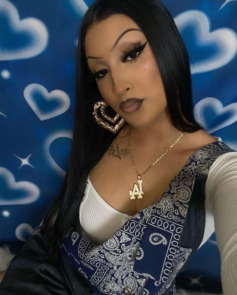 90s Chicana Makeup, Chicano Halloween Makeup, Chola Style Makeup, Chola Makeup Latina, Chola Makeup Latina 90s, Chola Eyebrows, Cholas Makeup 90s, Chicana Hairstyles, Chicana Makeup