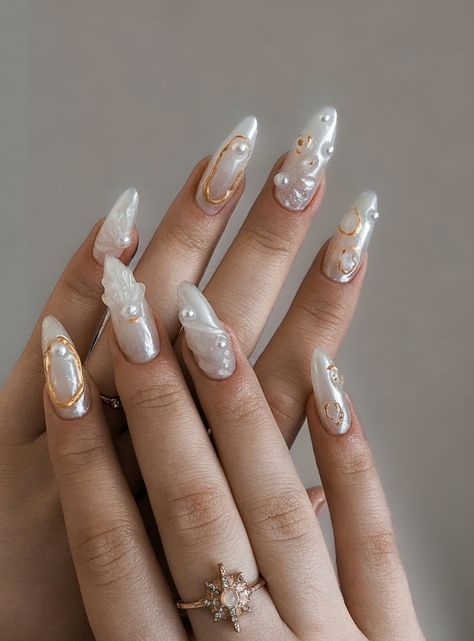 White Nails With Gold, Pearl Nail Art, Graduation Nails, Short Square Nails, Gold Nail, Mermaid Nails, Pretty Gel Nails, Pearl Nails, Elegant Nails