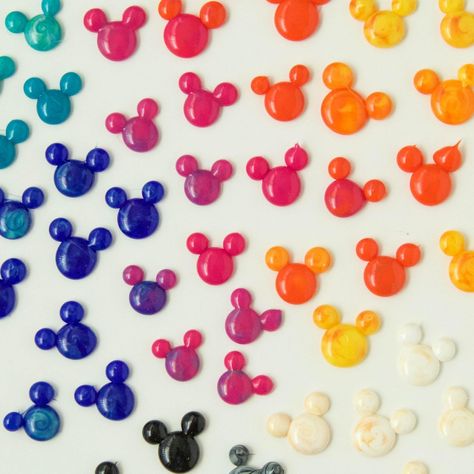 Oh Boy! Mickey Mouse Push Pins DIY To Add Magic To Your Board! Crafts With Hot Glue, Disney Projects, Pins Diy, Disney Diy Crafts, Disney Classroom, Mouse Crafts, Diy Disney, Diy Crafts For Adults, Disney Decor