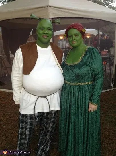 Shrek And Fiona Costume Couple, Thelonious Shrek, Couple Diy Costume, Halloween Costumes Shrek, Guy Costumes Halloween, Diy Shrek Costume, Shrek Costume Diy, Shrek And Fiona Costume, Fiona Cosplay