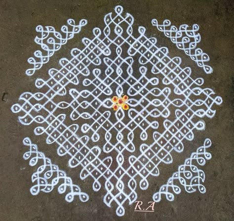 Rangoli Designs Free Hand, Simple Rangoli With Dots, New Rangoli, Mandala Flower Design, Sewing Machine Cover Pattern, Very Easy Rangoli Designs, Rangoli Designs Photos, Rangoli Side Designs, Big Rangoli