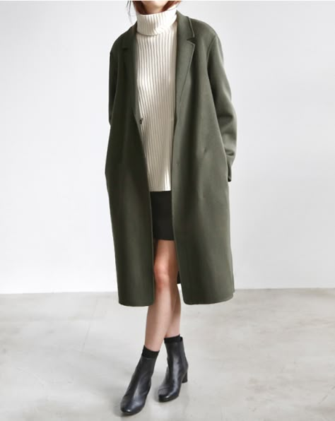 Khaki Coat | Neutral Layers | Polished | Minimal | TheUNDONE #beundone Áo Blu, Minimalist Moda, Skirt Denim, Style Inspiration Winter, Green Coat, Mode Inspo, 가을 패션, Leather Mini Skirts, Inspiration Mode