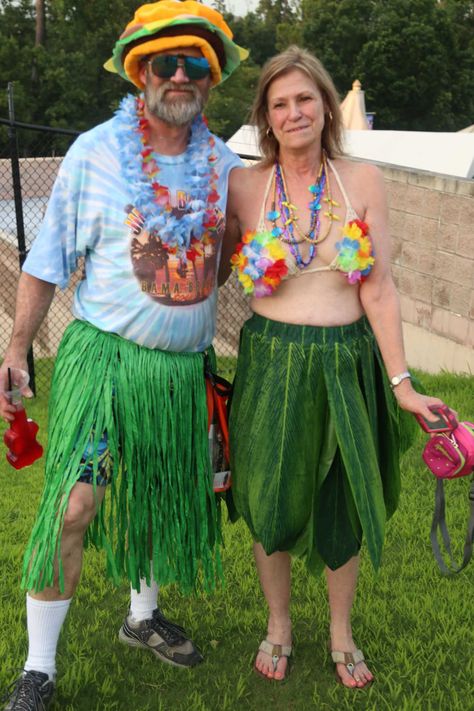 Surf's up, way up, at Jimmy Buffett concert Jimmy Buffet Costume, Jimmy Buffett Concert Outfit, Parrothead Party, Jimmy Buffett Party, Frat Party Outfit, Jimmy Buffett Concert, Birthday Party At Park, Frat Party, Funny Weather