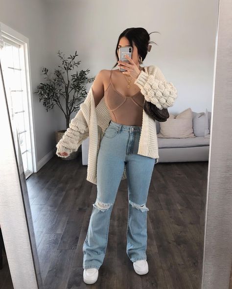 Flare Jeans Outfit Winter, Flared Jeans Outfit Fall, Light Jeans Outfit, Aina Simon, Flare Outfit, Flare Jeans Outfit, Outfits Con Jeans, Jeans Outfit Winter, Jeans Outfit Fall