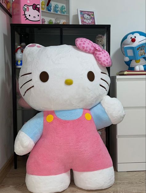 Big Hello Kitty Plush, Hello Kitty Plushie, Sanrio Plushies, Hello Kitty Bedroom, Hello Kitty Gifts, Hello Kitty Merchandise, Hello Kitty Videos, Sanrio Stuff, Hello Kitty Rooms