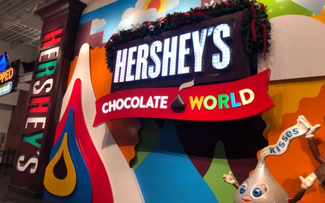 10+ Not-To-Miss Reasons To Visit Hershey's Chocolate World Dutch Wonderland, Chocolate Covered Bacon, Hershey Candy, Hershey's Chocolate, Candy Bark, Chocolate World, Christmas Light Displays, Gourmet Cookies, Gourmet Treats