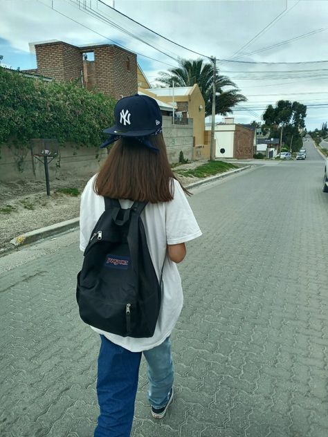 Skate Backpack Aesthetic, Nice School Bags, Jansport Backpacks Outfits, Jansport Backpacks Aesthetic, Backpack Street Style, Jansport Bag, Black Jansport, Jansport Backpacks, Skate Backpack