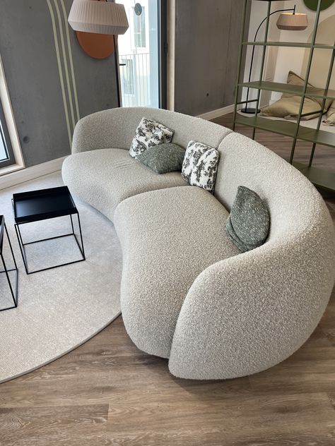 White Curved Sofa, Sofa Ideas Living Room, Small Curved Sofa, Living Room Inspiration Apartment, Apartments Living Room, Curved Sofa Living Room, Rich Vibes, Modern Curved Sofa, Curved Couch