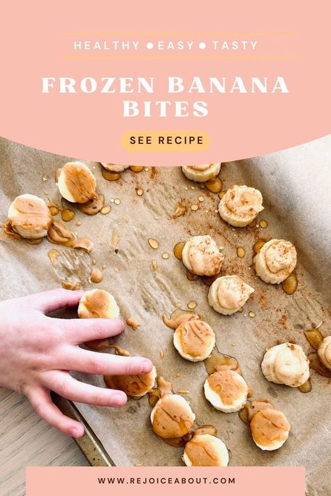 These tasty frozen banana yogurt bites are a great alternative when you have a sweet craving. Not to mention they are easy to make, healthy, and a bit addictive! Frozen Banana And Peanut Butter, Frozen Banana Yogurt Bites, Banana Recipes For Toddlers, Banana Yogurt Bites, Yogurt Bark Recipe Frozen, Greek Yogurt Bites, Frozen Banana Treats, Frozen Banana Recipes, Yogurt Bark Recipe