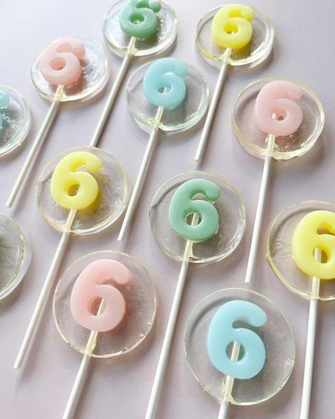 Lollipop Ideas, Handmade Lollipops, Edible Party Favors, Lolli And Pops, Hard Candy Lollipops, Candy Lollipops, Candy Man, Candy Cakes, Homemade Candies