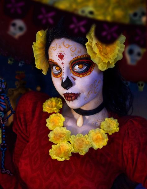 Modernos maquillajes de Catrina para celebrar Día de Muertos La Muerte Book Of Life, Book Of Life La Muerte, Book Of Life Costume, Dead Makeup, Afrique Art, Sugar Skull Makeup, Halloween Makeup Inspiration, Halloween Tattoo, Skull Makeup