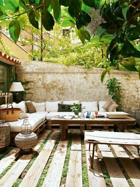 Outdoor rooms add living space. This space is so inviting! Design Per Patio, Pallet Patio, Outdoor Living Room, Design Exterior, Courtyard Garden, Vintage Garden, Outdoor Oasis, Outdoor Rooms, Backyard Decor