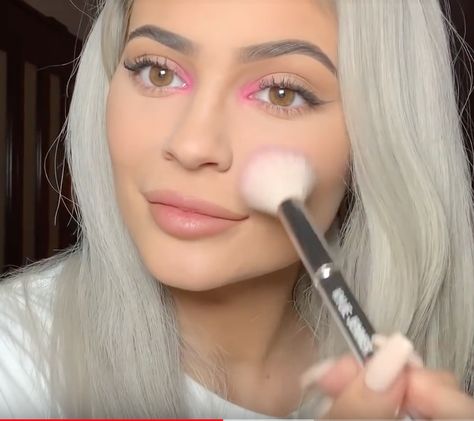 neutral eye with inner pop of color Under Eye Pop Of Color, Inner Corner Pink Eyeshadow, Kylie Jenner Pink Eyeshadow, Neutral Eyeshadow With Pop Of Color, Pink Pop Of Color Makeup, Dusty Pink Eyeshadow, Inner Eye Pop Of Color, Kylie Jenner Pink Makeup, Colorful Inner Corner Makeup