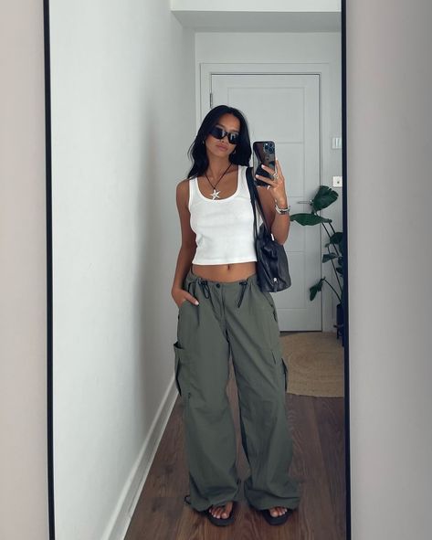 7 easy looks by @hannaroslan 🤍 Casual Baggy Outfits, Sweatpants Outfit Summer, Yoga Shorts Outfit, Body Suit Outfit, Gray Sweatpants Outfit, Black Dress Aesthetic, Casual Outfits Comfy, Outfits Comfy, Sweats Outfit