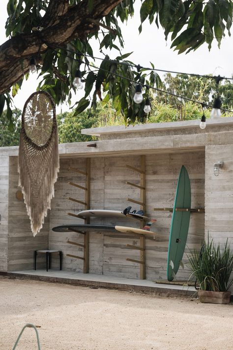 Modern Industrial Beach House, Outdoor Surfboard Rack, Surboard Storage, Surf Shack Decor Style Inspiration, Outdoor Surfboard Storage, Surfboard Storage Ideas, Surfboard Shed, Modern Surf House, Surf House Interior